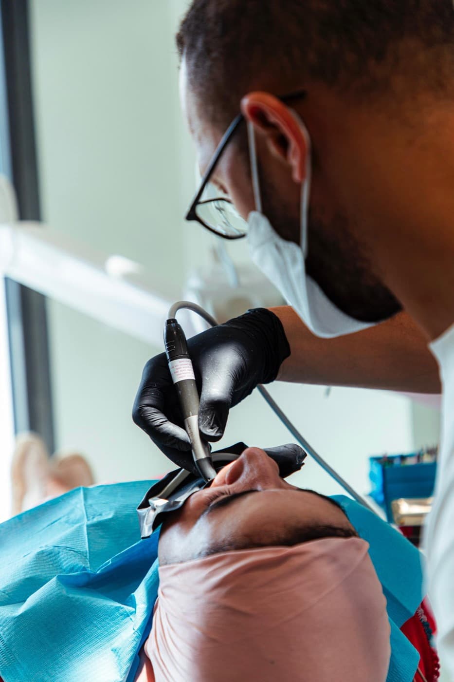 Dentiste à Casablanca réalisant un soin dentaire avec précision