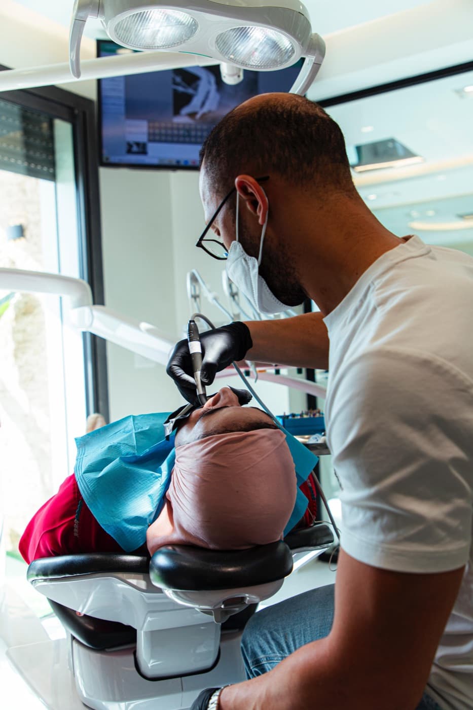 Dr Taha El Hadad réalisant un soin dentaire à Casablanca, Master Smile Clinic