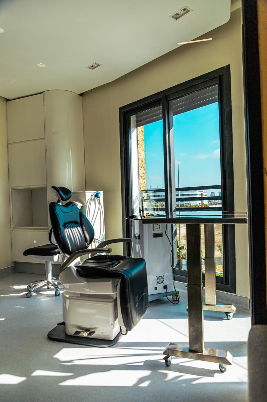 Fauteuil dentaire dans une salle lumineuse à Casablanca