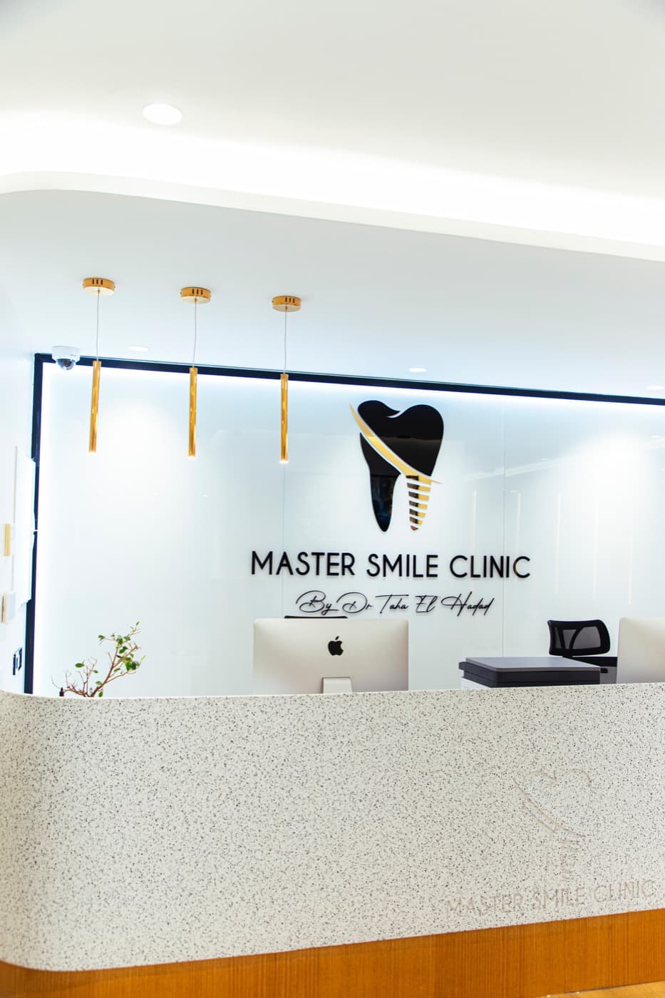 Comptoir d’accueil Master Smile Clinic avec logo, cabinet dentaire à Casablanca